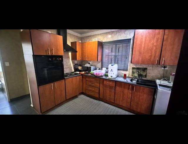 4 BEDROOM HOUSE FOR SALE IN OLIEVENHOUTBOSCH